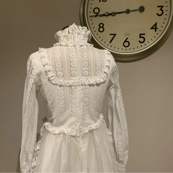 Vintage White Lace Wedding Dress - Picture 3 of 5